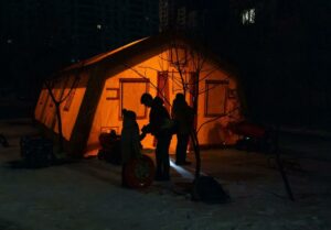 milioane de oameni sunt fără căldură la -20°C. „Corturi de încălzire”, instalate la Kiev