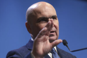 Bolojan le-a scris judecătorilor CCR,supărat că tergiversează decizia privind pensiile magistraților