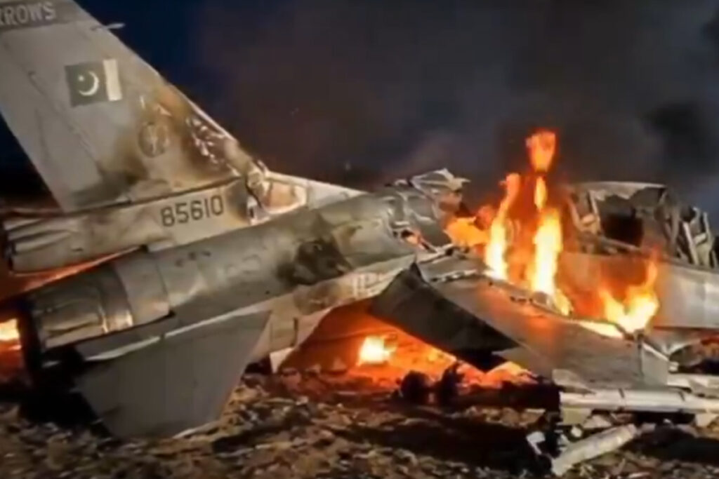 Pakistan declară război Afganistanului. A început bombardarea capitalei Kabul și a altor orașe afgane. Un F-16 pakistanez, doborât