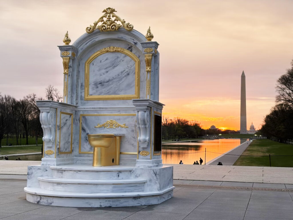 Un WC aurit a răsărit în mijlocul Washingtonului. Ce mesaj însoțește „monumentul” dedicat lui Trump
